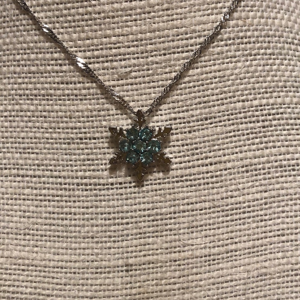 twist chain snowflake necklace